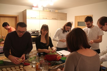 Foto von den gemeinsamen Essensvorbereitungen